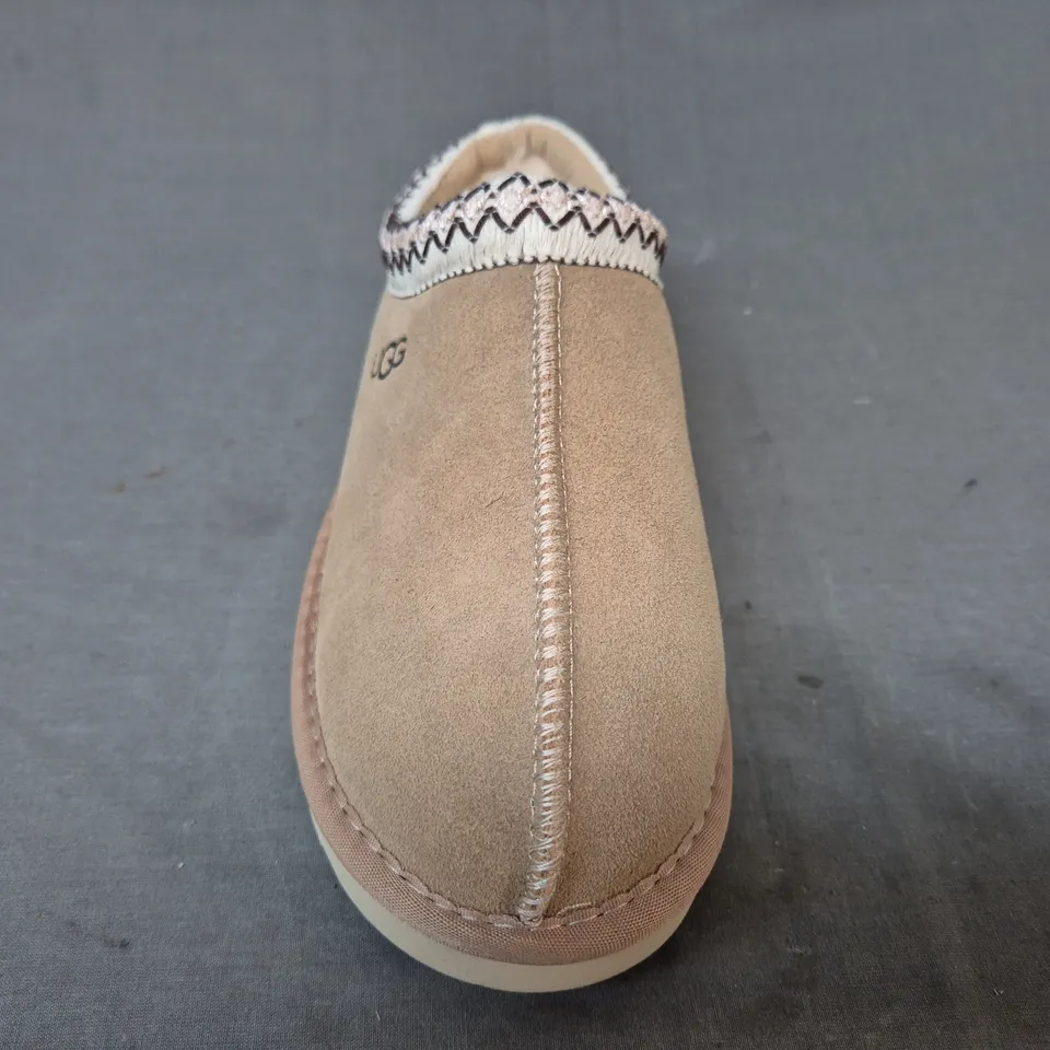 BOXED PAIR OF UGG WOMEN'S DAKOTA SHOES IN LIGHT BROWN UK SIZE 6