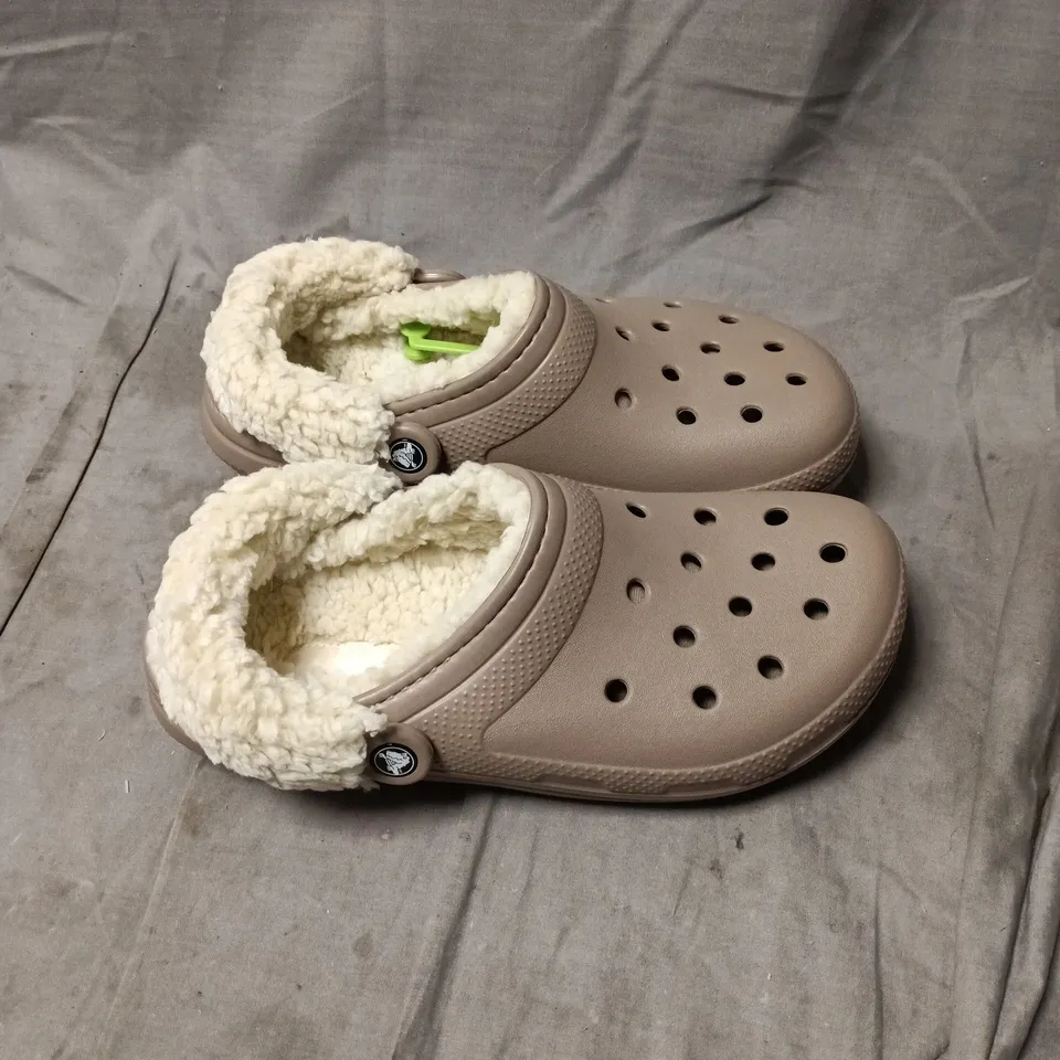 CROCS CLASSIC LINED CLOGS – BEIGE WITH FAUX SHEARLING INTERIOR M6 W7 UNBOXED