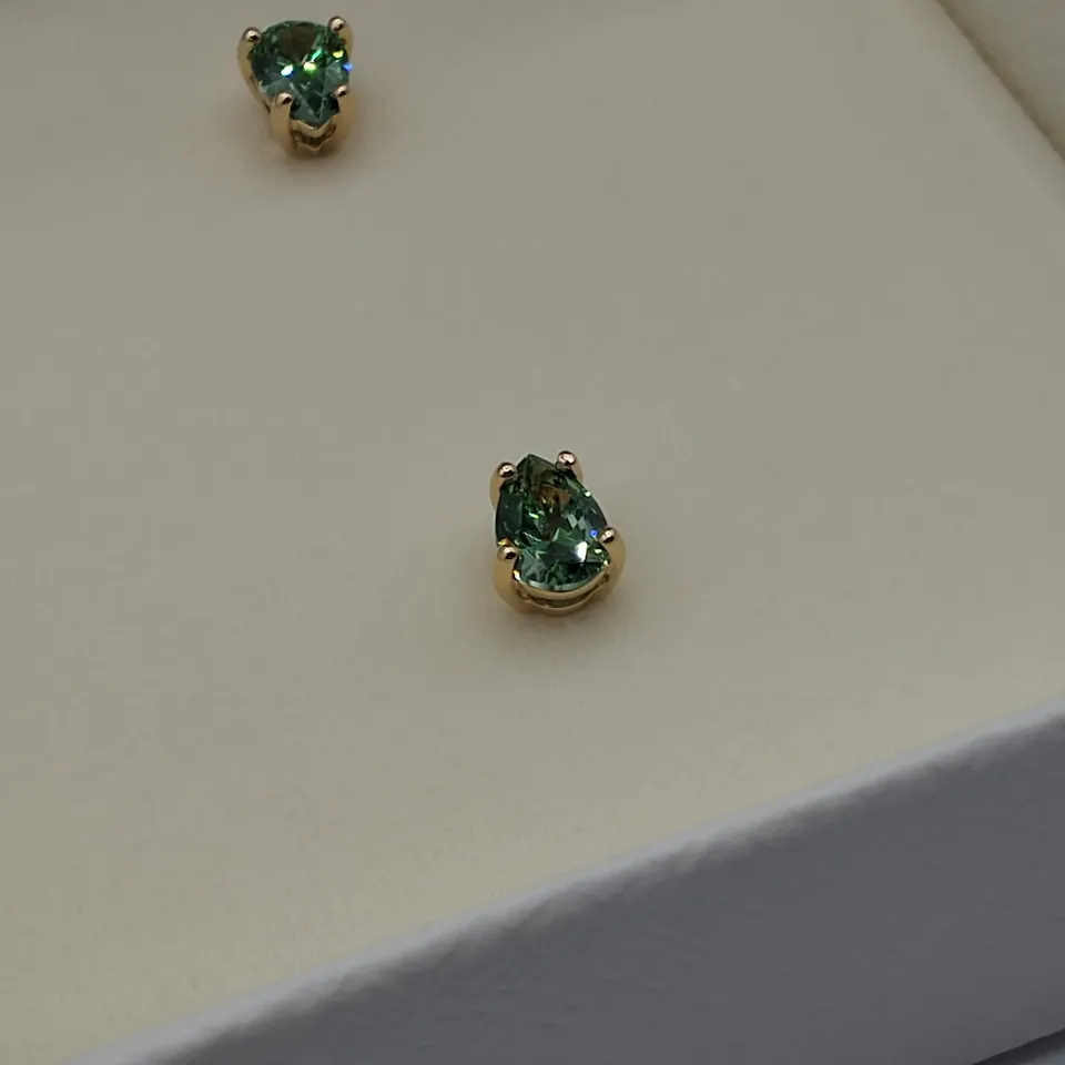 BOXED SWAROVSKI PE STUD FANGR/GOS EARRINGS
