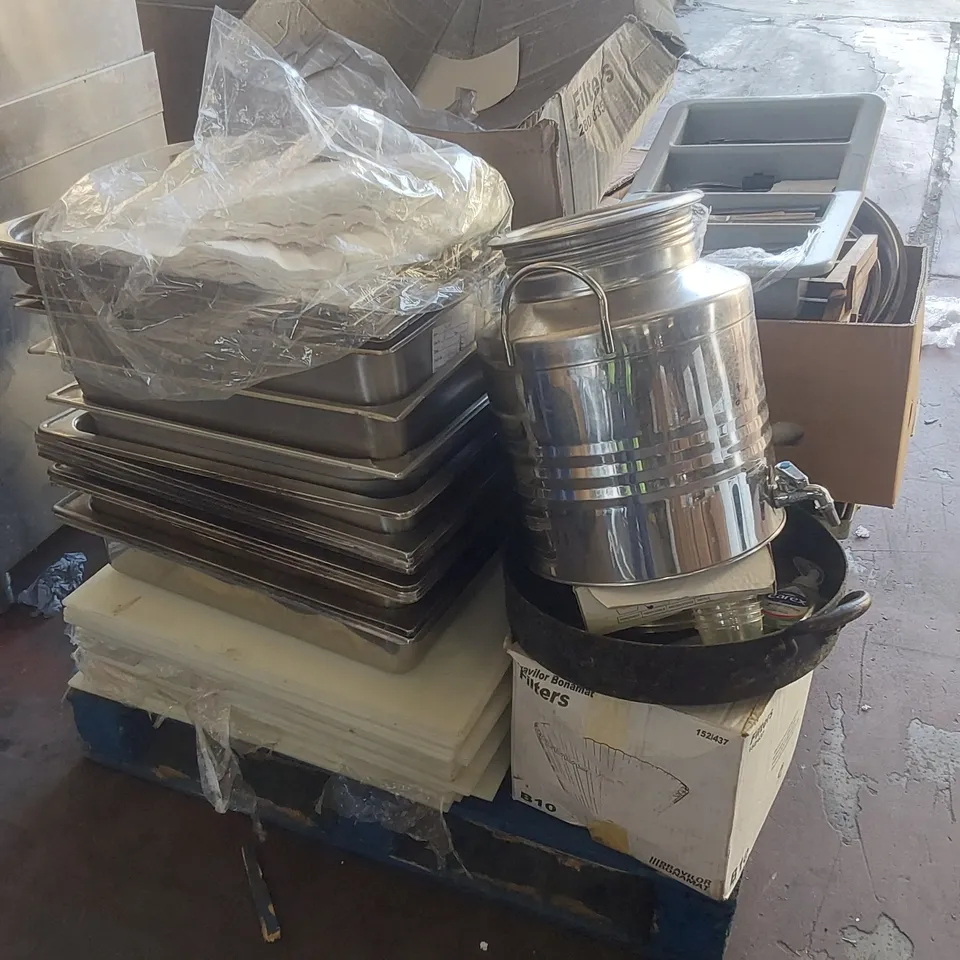 PALLET OF ASSORTED CATERING ITEMS TO INCLUDE; CUTLERY, DISPLAY BOARDS, CHOPPING BOARDS, METAL TRAYS ETC 