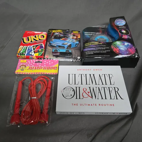 BOX OF APPROX 12 ASSORTED TOYS TO INCLUDE - UNO CARDS , ANTHONY OWEN THE ULTIMATE ROUTINE , JUMP ROPE ETC