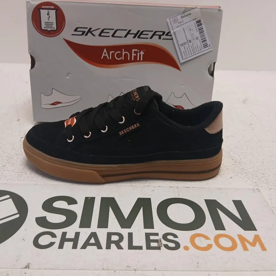 SKECHERS ARCH FIT SNEAKERS – BLACK, UK 4.5 (BOXED)