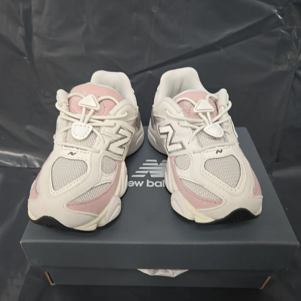 BOXED PAIR OF NEW BALANCE KIDS 9060 TRAINERS IN GREY/PINK - UK 7.5K