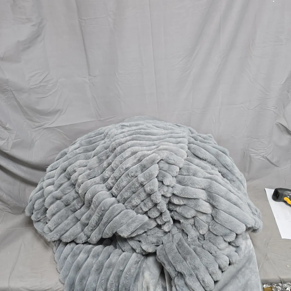 BOX OF APPROXIMATELY 15 HOUSEHOLD ITEMS TO INCLUDE: GREEN CONTAINER, GREEN BEDDING AND GREY THROW