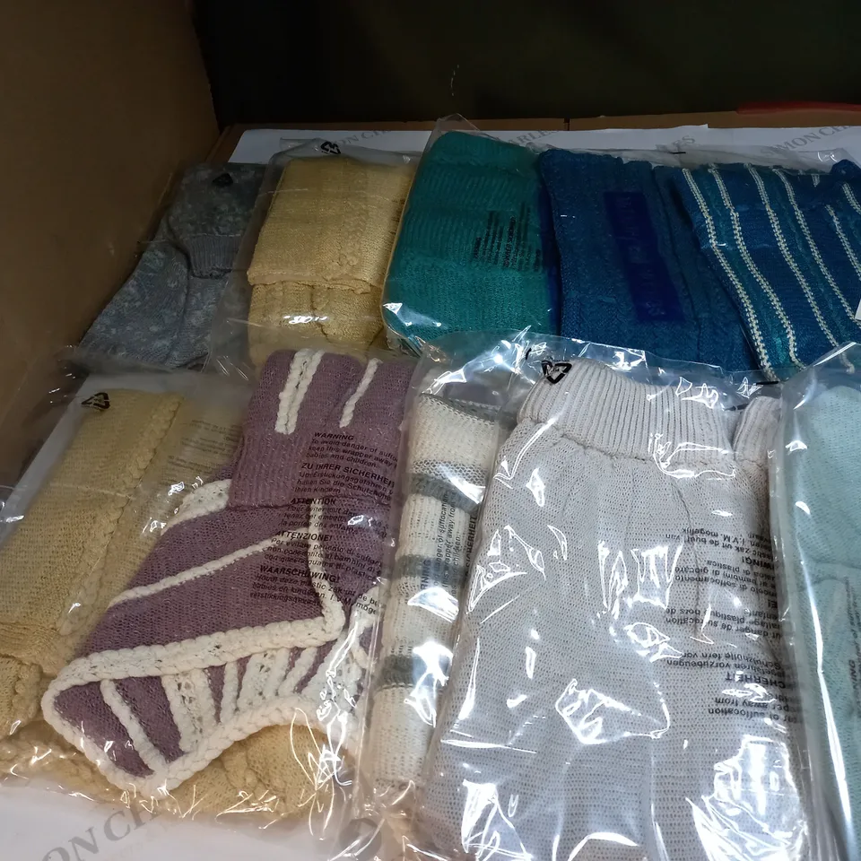 APPROX. 10 ASSORTED CLOTHING ITEMS IN VARIOUS COLOURS AND SIZES 