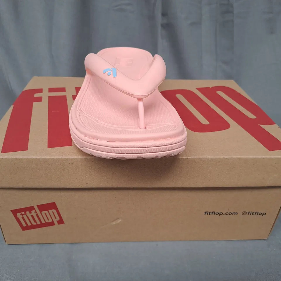 BOXED PAIR OF FITFLOP RELIEF RECOVERY TOE-POST SANDALS IN PINK UK SIZE 6