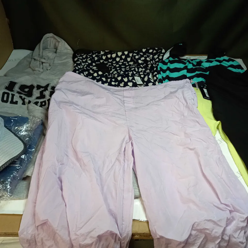 LARGE QUANTITY OF CLOTHING ITEMS TO INCLUDE DRESSES, SWEATERS, JEANS, T-SHIRTS, ETC