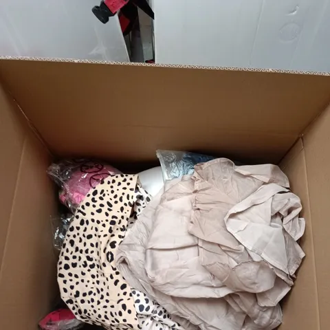 BOX OF APPROXIMATELY 15 ASSORTED CLOTHING ITEMS IN A VARIETY OF SIZES, STYLES AND COLOURS