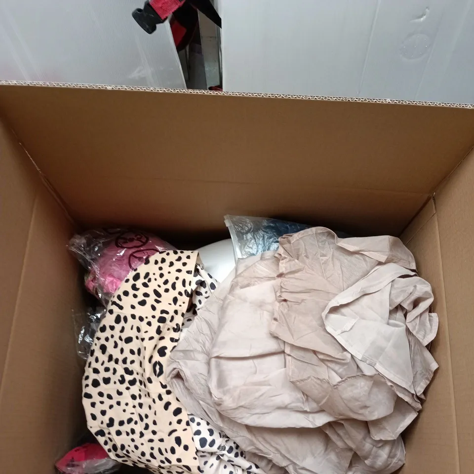 BOX OF APPROXIMATELY 15 ASSORTED CLOTHING ITEMS IN A VARIETY OF SIZES, STYLES AND COLOURS
