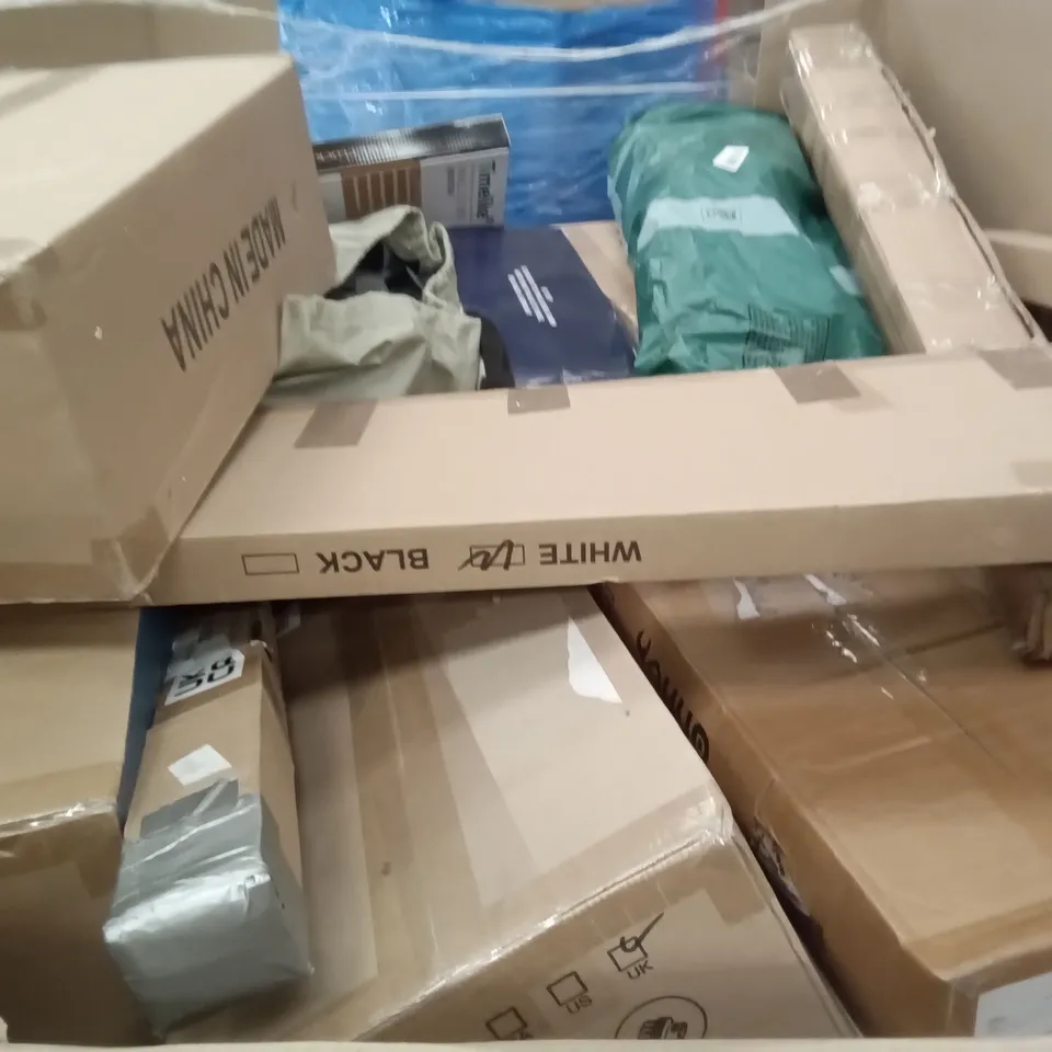 PALLET OF ASSORTED ITEMS INCLUDING SUNDEE TOILET SEAT, FOLDING LAPTOP TABLE, BARSTOOL, SIMPONICE RETRACTABLE GATE, VELAZE CAST IRON GRIDDLE