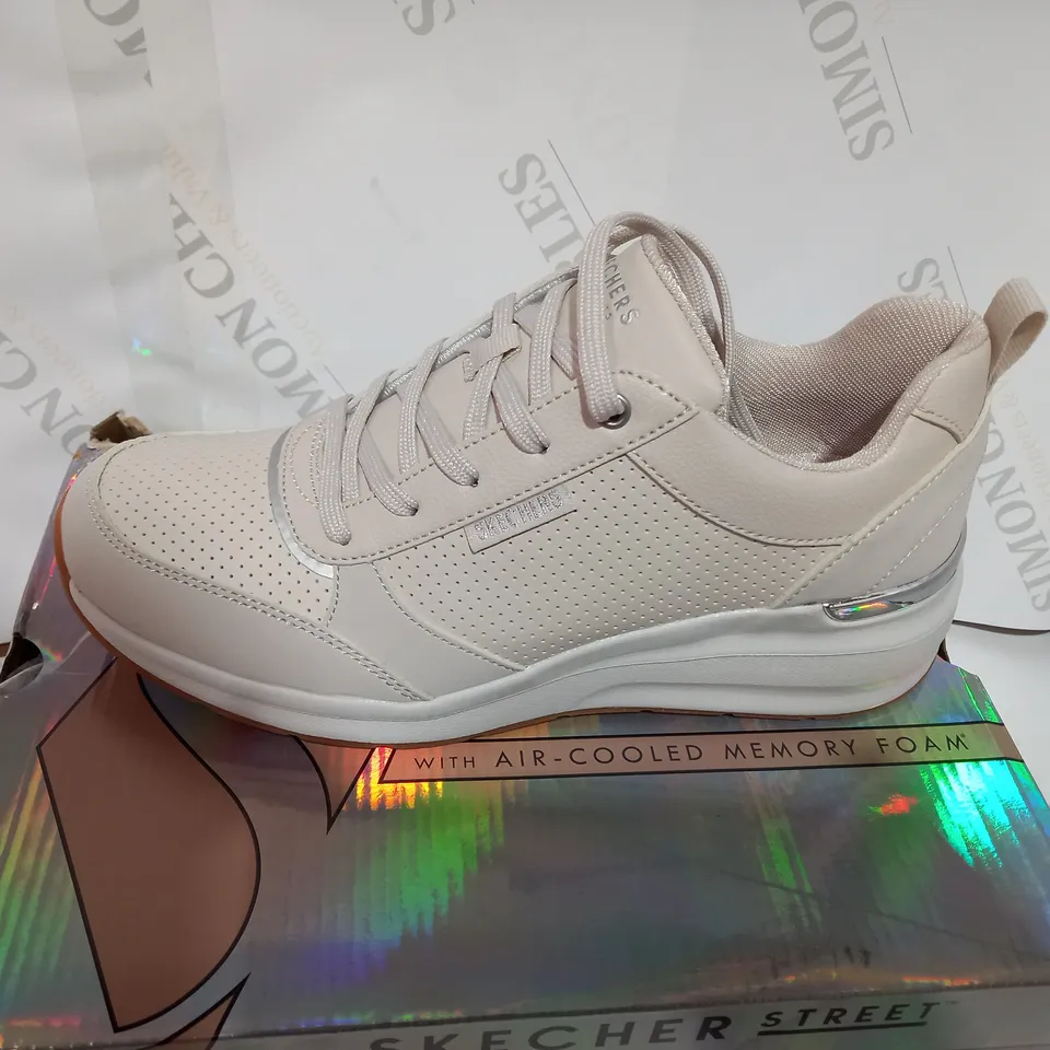 BOXED PAIR OF SKECHER OFF WHITE SPORTS TRAINERS  - SIZE 5