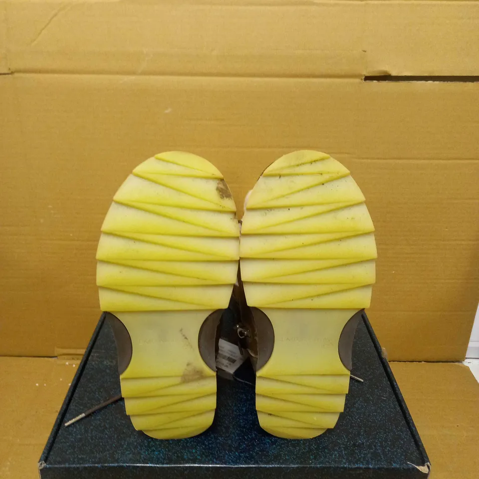 EMU COMORO WATERPROOF LEATHER BOOT - SIZE 8