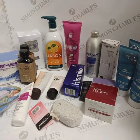 APPROXIMATELY 20 ASSORTED HEALTH AND BEAUTY PRODUCTS INCLUDING HISMILE, SKIN DOCTORS, FRANK BODY