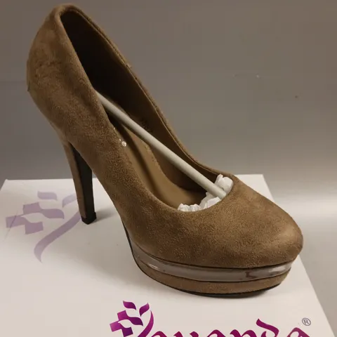 LOT OF 8 BOXED PAIRS OF LAVANDA HEELED SHOES IN KHAKI - VARIOUS SIZES
