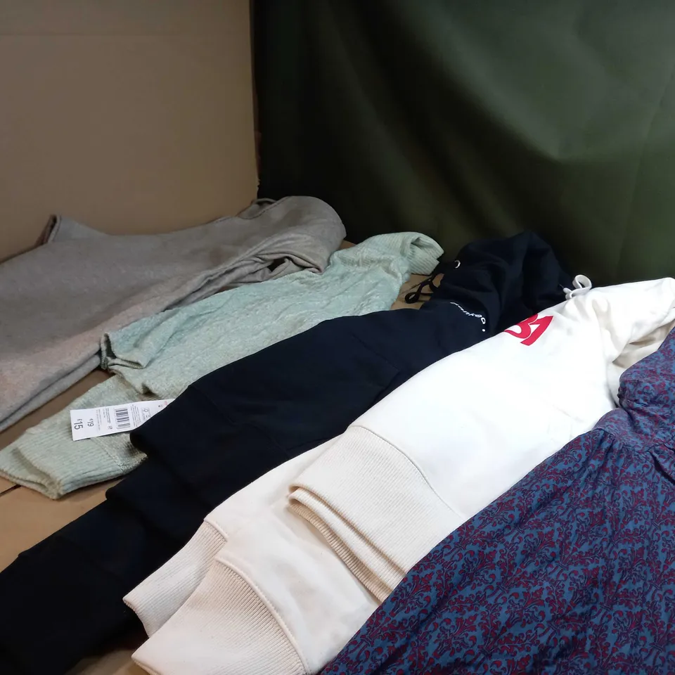 LOT OF APPROX 20 ASSORTED CLOTHING ITEMS VARYING IN SIZE/COLOUR/STYLE TO INCLUDE: TROUSERS, SKIRTS, TOPS