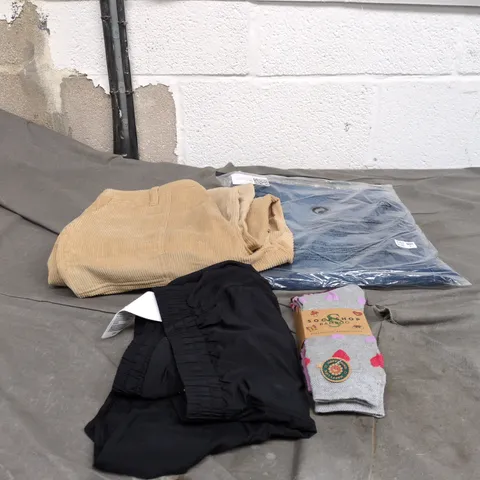 BOX OF APPROXIMATELY 20 ASSORTED CLOTHING ITEMS TO INCLUDE SOCKS, SHORTS, CORDUROY TROUSERS, JEANS ETC