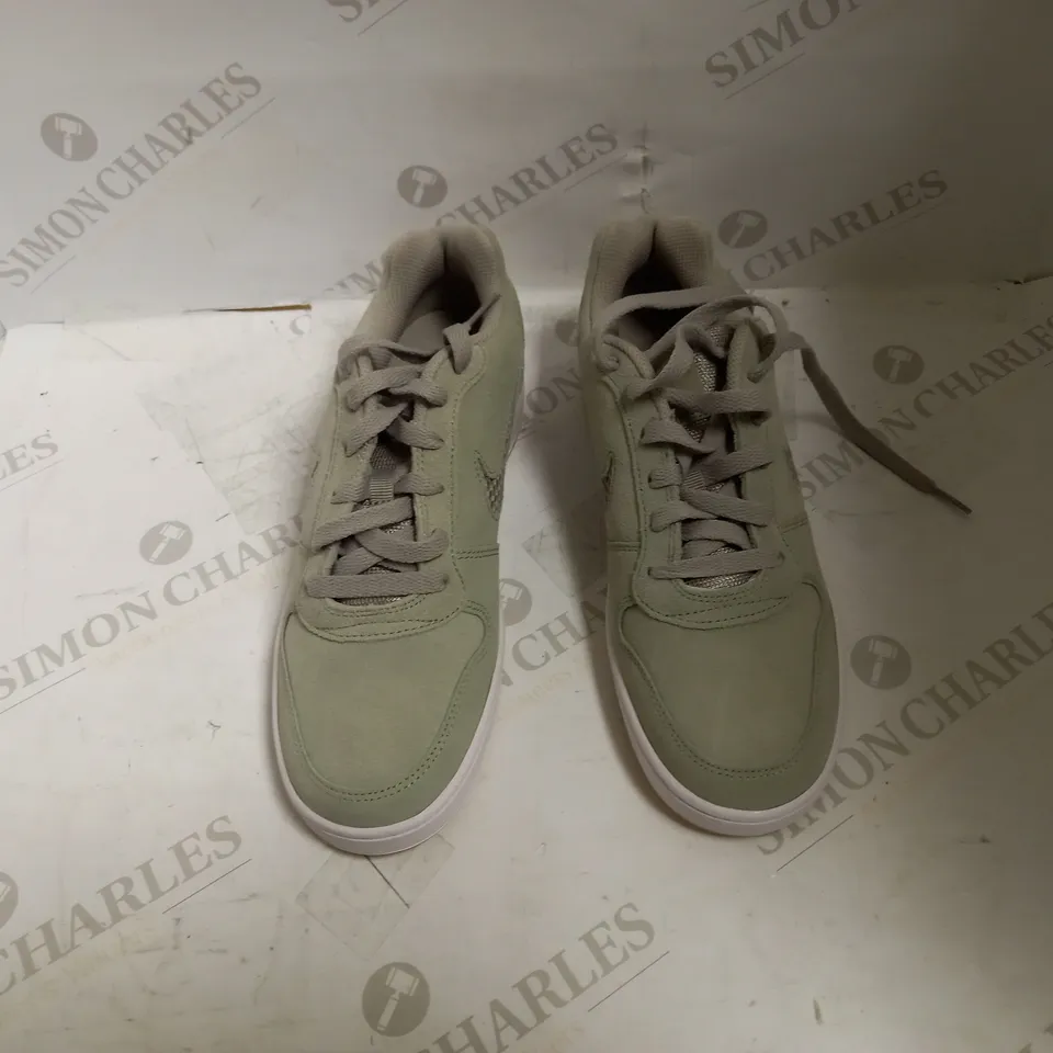 NIKE EBERNON LOW PREMIUM SUEDE TRAINERS - SIZE UK 6