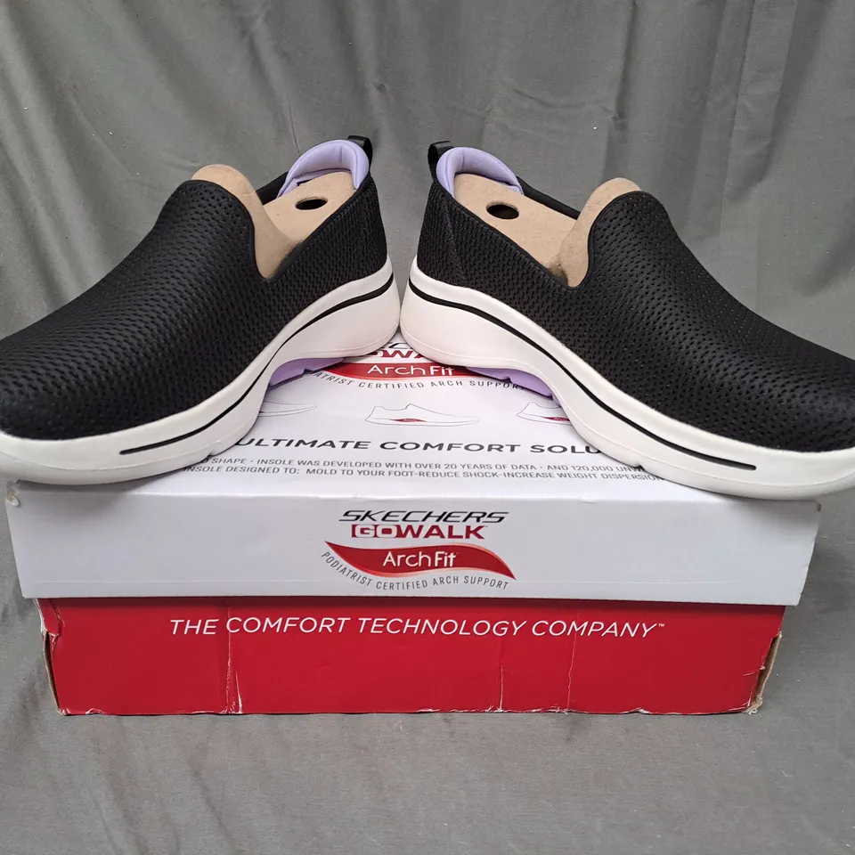 BOXED PAIR OF SKETCHERS GO WALK ARCH FIT SHOES IN BLACK - SIZE 8