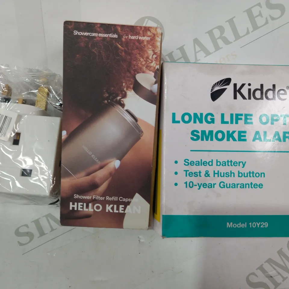 LOT OF APPROXIMATELY 10 ASSORTED HOUSEHOLD ITEMS TO INCLUDE KIDDE LONG LIFE OPTICAL SMOKE ALARM, HELLO KLEAN SHOWER FILTER REFILL CAPSULE, ETC