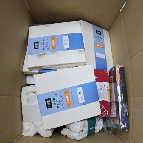 LARGE BOX OF APPROXIMATELY 10 ASSORTED ITEMS TO INCLUDE DUVET SETS, FITTED SHEETS