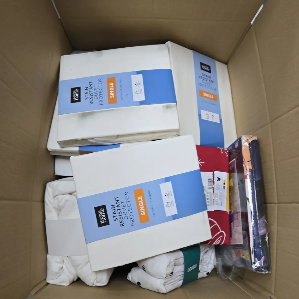 LARGE BOX OF APPROXIMATELY 10 ASSORTED ITEMS TO INCLUDE DUVET SETS, FITTED SHEETS