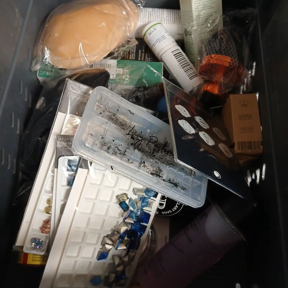 APPROXIMATEY 20 ASSORTED HEALTH AND BEAUTY PRODUCTS TO INCLUDE - ASSORTED NAIL GEMS - LUCY PASTORELLI NAIL DRILL BITS - CAMILLE ROSE CURL LOVE MOISTURE MILK - ETC