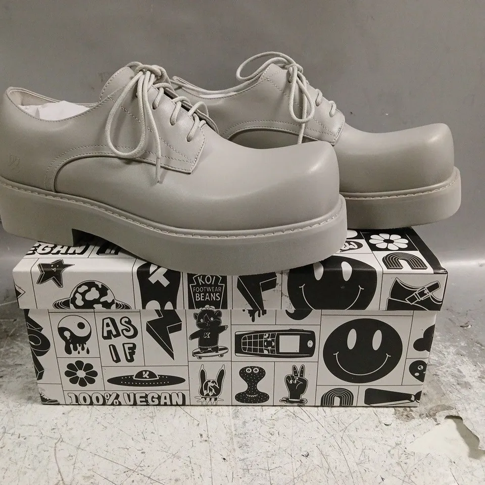 BOXED PAIR OF KOI 400% OVERSIZED MEN'S DERBY SHOES IN GREY SIZE UK 7