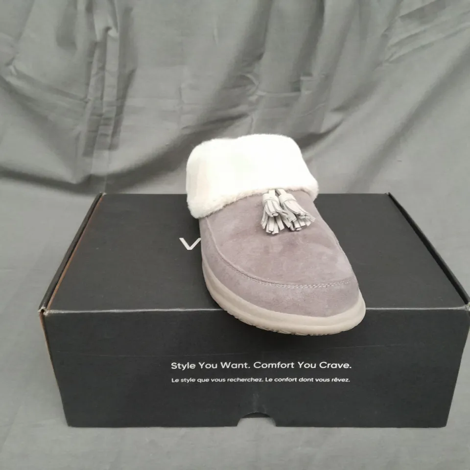 BOXED PAIR OF VIONIC PERRIN SLIPPERS IN CHARCOAL SIZE 8