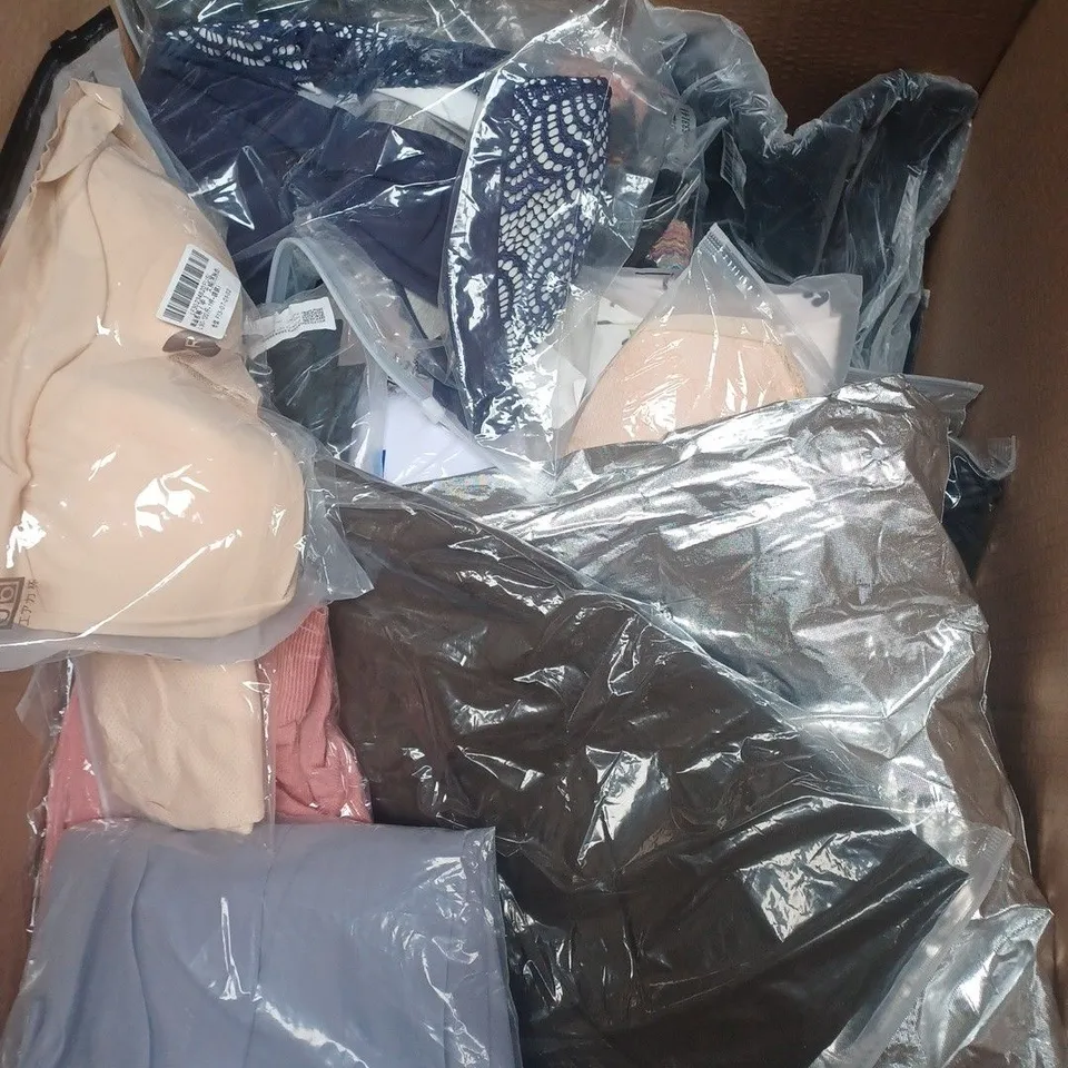 APPROX 20 ASSORTED CLOTHING ITEMS TO INCLUDE T-SHIRTS, DRESSES, SHORTS ETC
