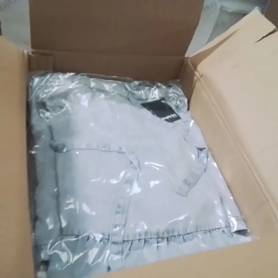 BOX CONTAINING APPROXIMATELY 15 BRAND NEW SIMPLE BE WOMENS TENDER DRESS SIZE 22