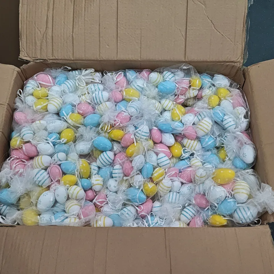 LOT OF APPROXIMATELY 154 MULTI-PACKS OF HANGING EASTER DECORATIONS