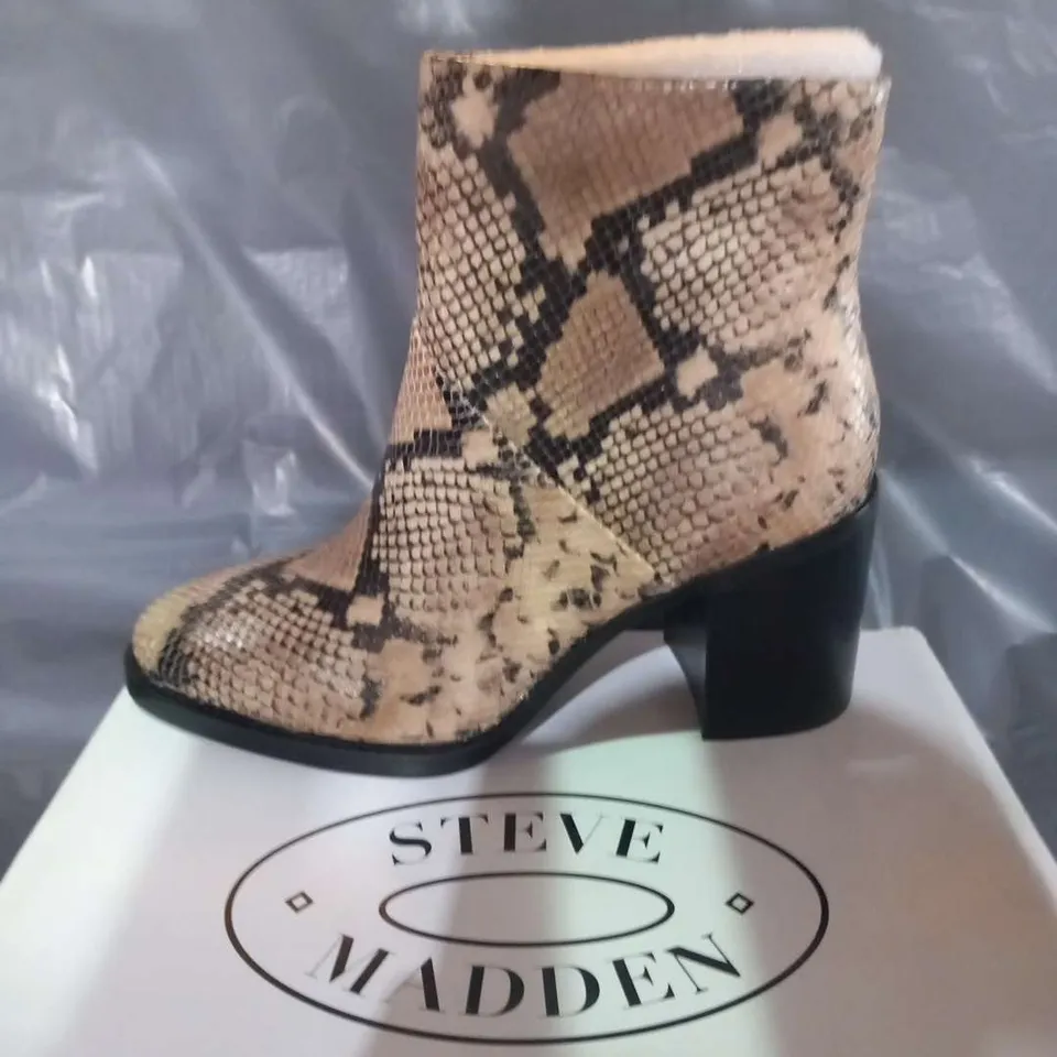 BOXED STEVE MADDEN TENLEY BEIGE COMBO ANKLE BOOTS SIZE 8