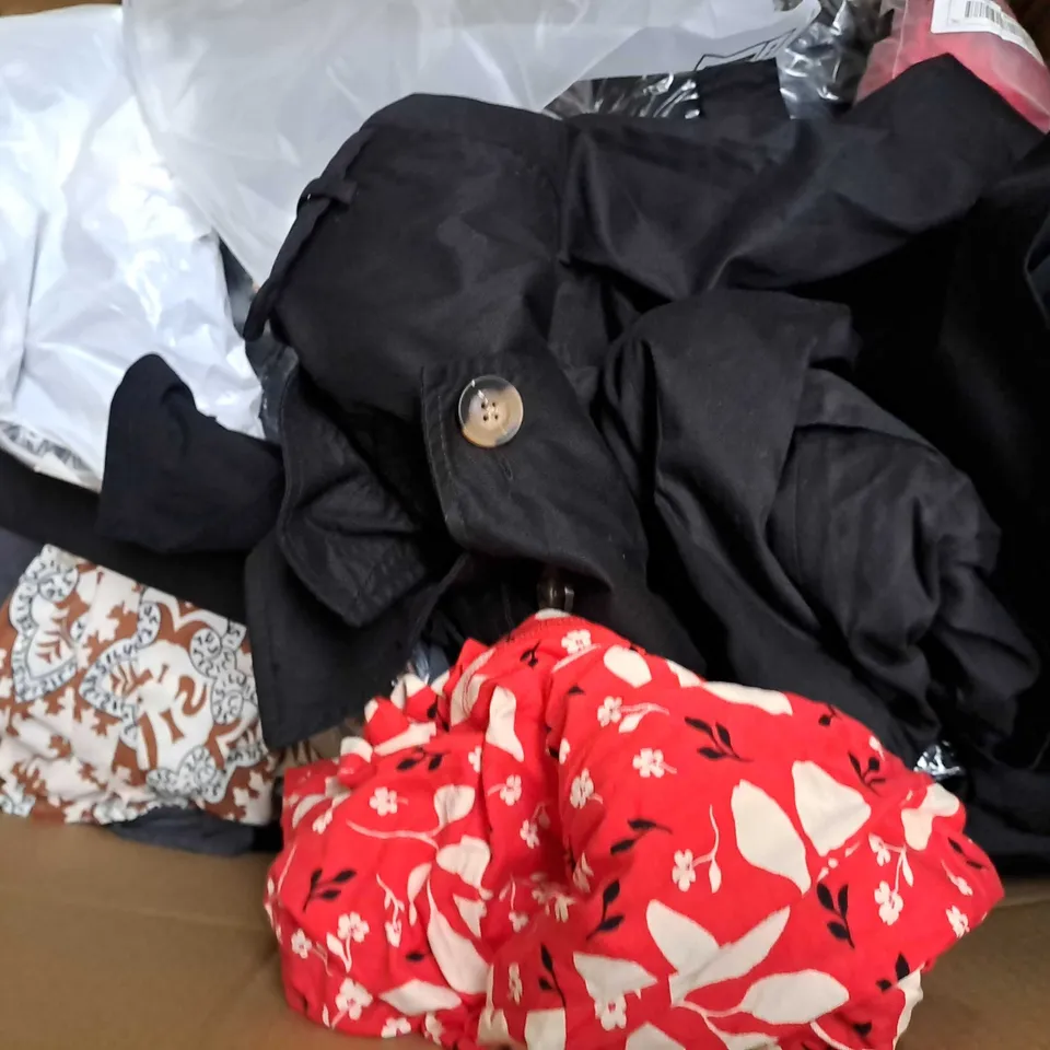 APPROXIMATELY 25 ASSORTED CLOTHING ITEMS IN VARIOUS SIZES TO INCLUDE - JACKET , TOP , VEST ETC