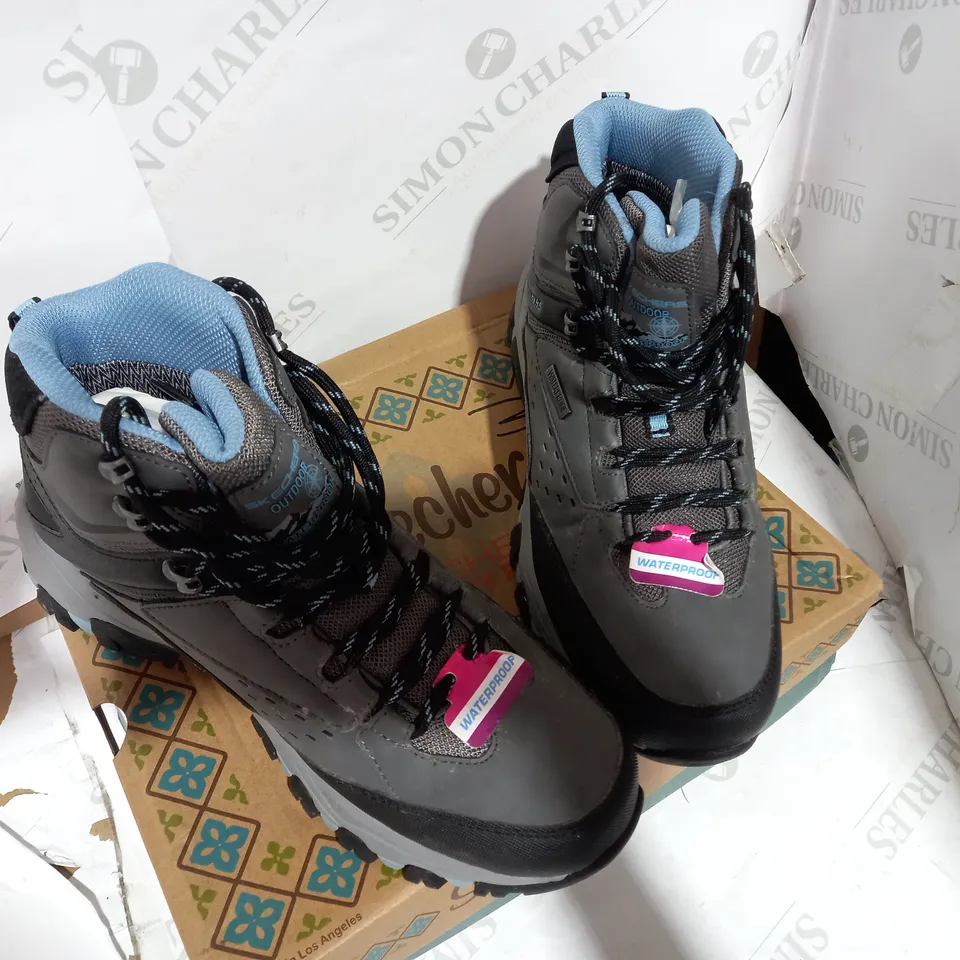 BOXED PAIR OF SKECHERS CHARCOAL HIKER BOOTS  - SIZE 6
