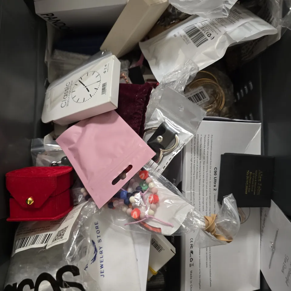 APPROXIMATELY 20 ASSORTED JEWELLERY ITEMS TO INCLUDE - NECKLACE , BRACELET , EARRINGS ETC