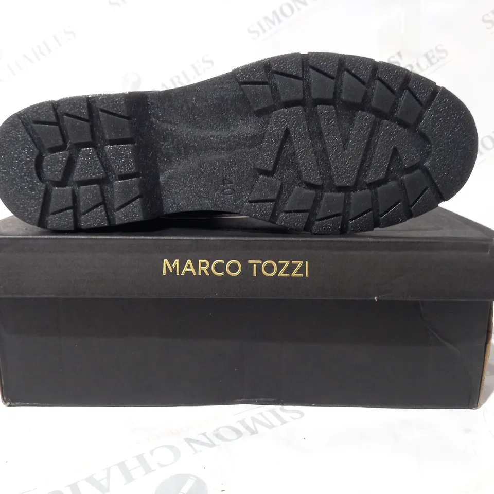 BOXED PAIR OF MARCO TOZZI ANKLE BOOTS IN BLACK W. GLITTER EFFECT EU SIZE 40