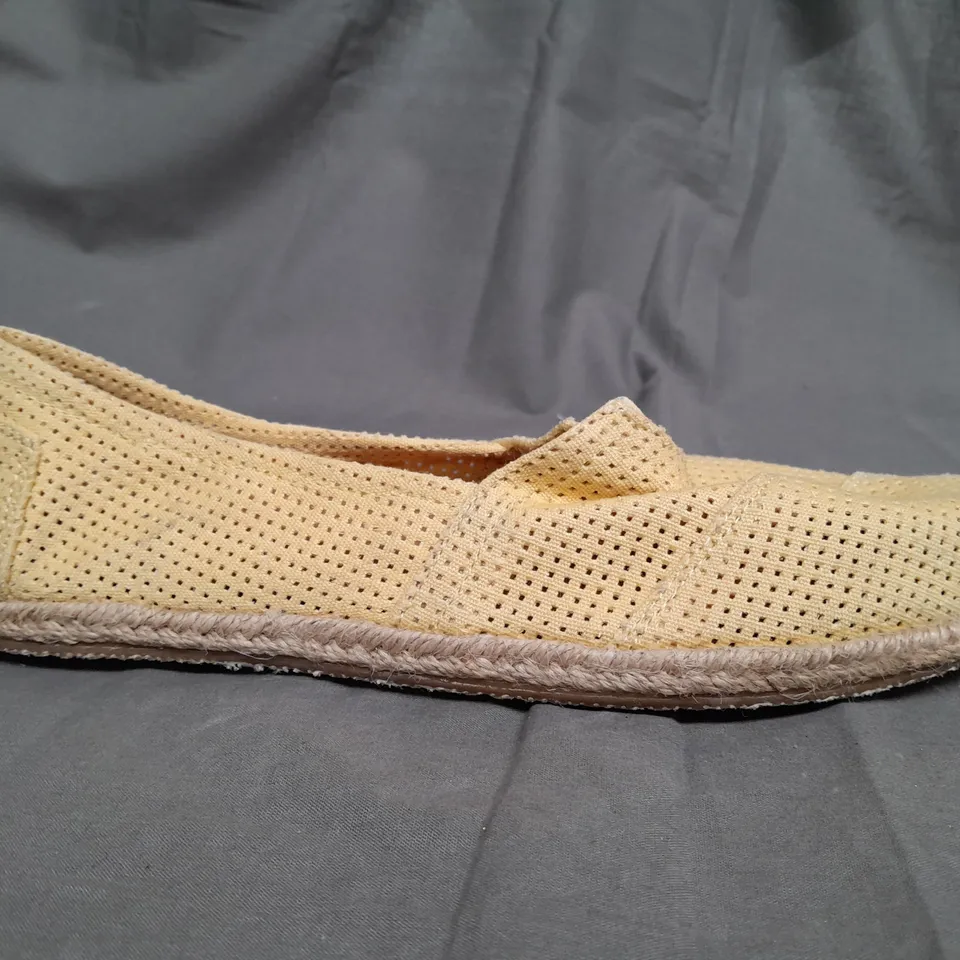 BOX OF APPROX 36 UNBRANDED SLIP ON SANDALS IN YELLOW PUNCH - SIZE 6