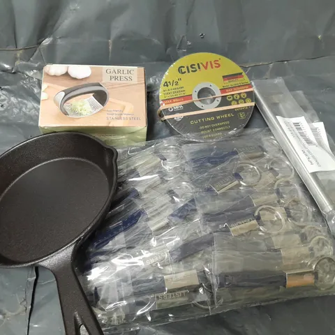 APPROXIMATELY 12 ASSORTED HOUSEHOLD ITEMS TO INCLUDE GARLIC PRESS, PAN, CISIVIS CUTTING WHEEL, ETC