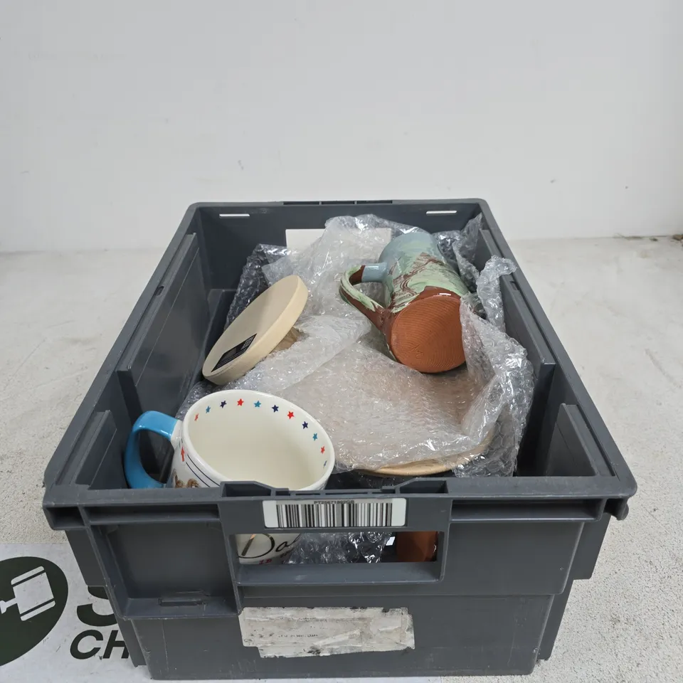 TOTE OF APPROXIMATELY 10 ASSORTED HOUSEHOLD ITEMS TO INCLUDE SET OF WINE GLASSES, ZARA HOME PLATE ETC