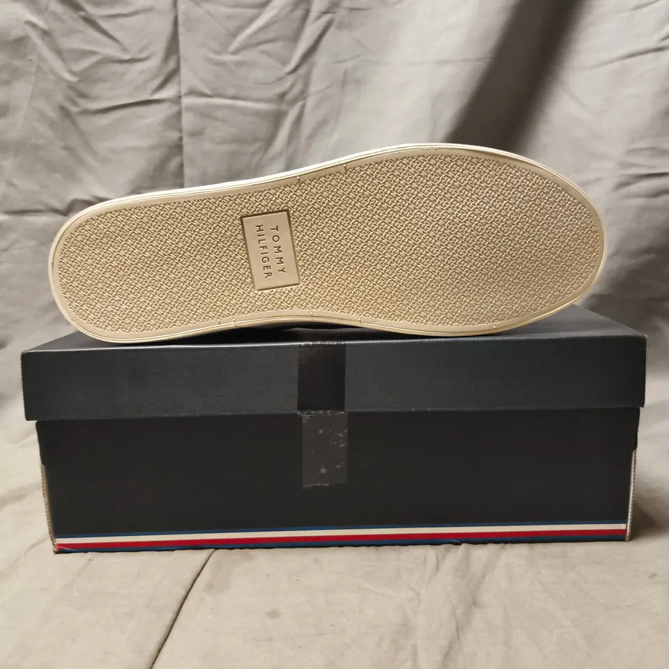 BOXED PAIR OF TOMMY HILFIGER LOW SLIP-ON SHOES IN NAVY SIZE UK 6.5