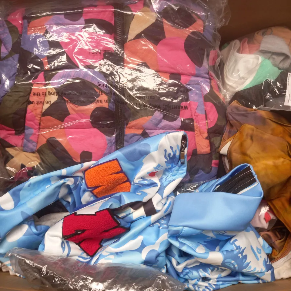 BOX OF APPROXIMATELY 25 ASSORTED CLOTHING ITEMS TO INCLUDE - T-SHIRT , SHORTS , SKIRT ETC
