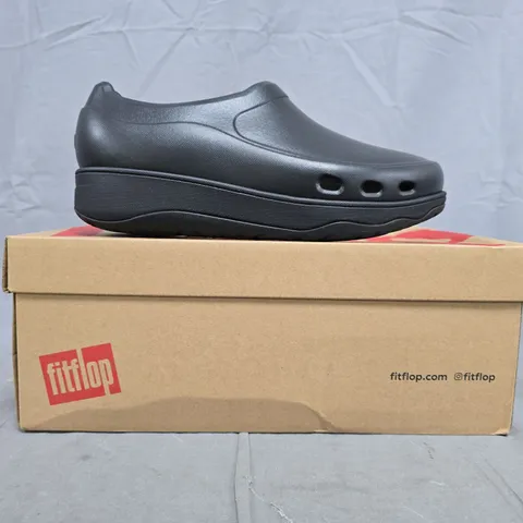 BOXED PAIR OF FITFLOP WORK HIGH-PERFORMANCE PROFESSIONAL CLOGS IN BLACK SIZE UK 6