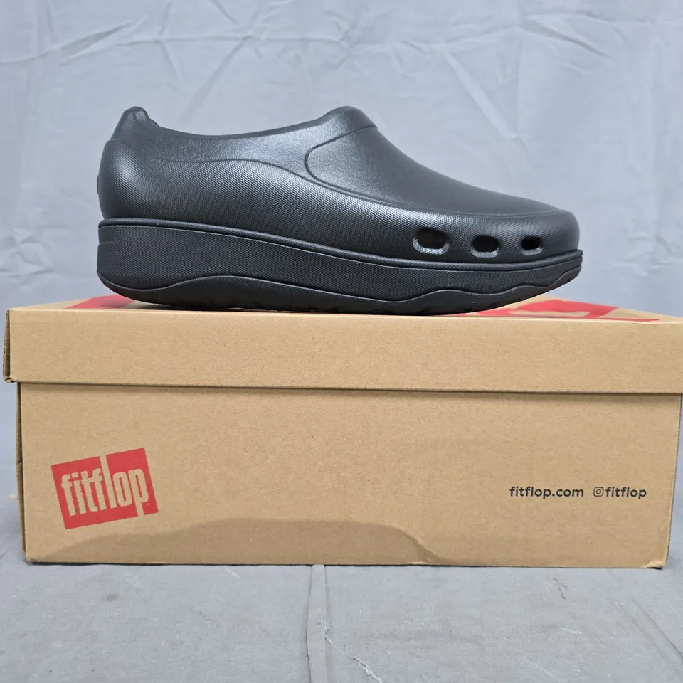 BOXED PAIR OF FITFLOP WORK HIGH-PERFORMANCE PROFESSIONAL CLOGS IN BLACK SIZE UK 6