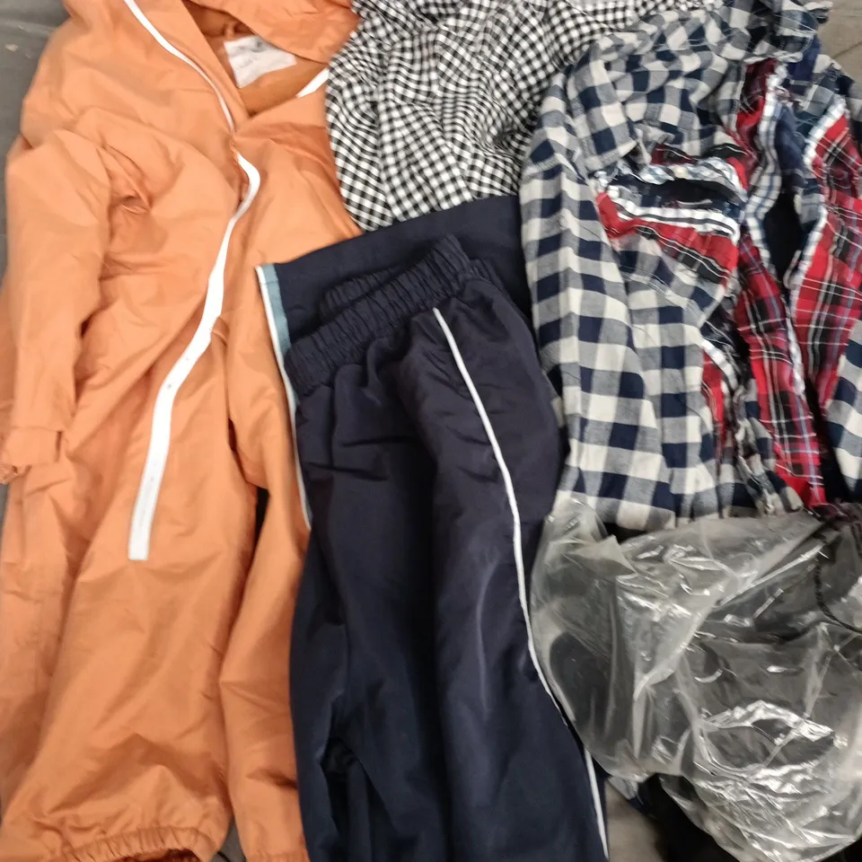 APPROXIMATELY 35 ASSORTED CLOTHING ITEMS IN VARIOUS SIZES, STYLES & COLOURS TO INCLUDE SHIRTS, COATS, TRACKSUIT BOTTOMS, ETC - COLLECTION ONLY