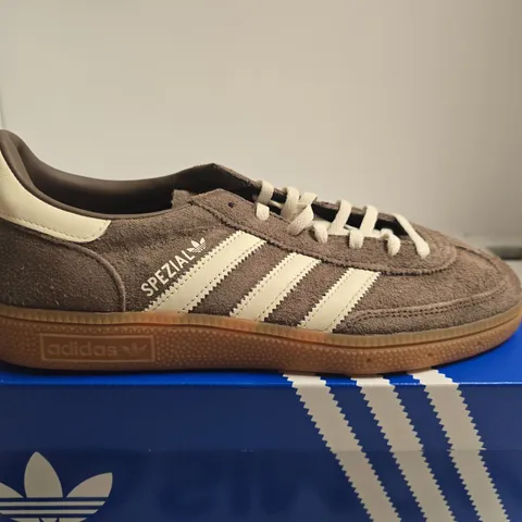 BOXED PAIR OF ADIDAS HANDBALL SPEZIAL W BROWN SUEDE SNEAKERS – UK 8