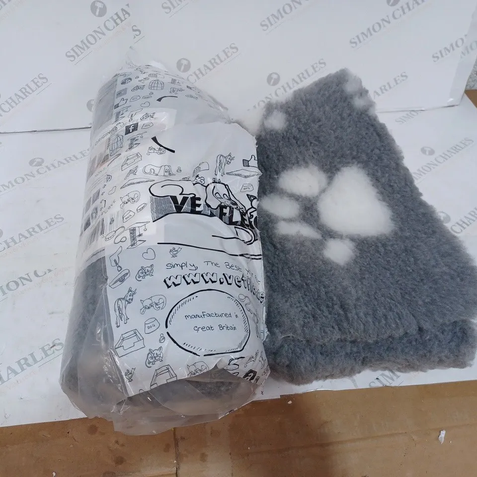 NON-SLIP MULTI PAW VETFLEECE – GREY WITH WHITE PAWS – 48IN X 48IN