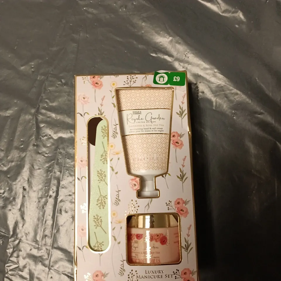 BOX OF APPROXIMATELY 7 ASSORTED COSMETIC BOXSETS TO INCLUDE:LUXURY PAMPER TIN AND MANICURE SET