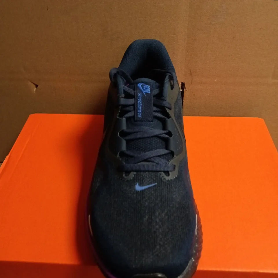 BOXED PAIR OF NIKE STRUCTURE 26 SE RUNNING SHOES – UK SIZE 8