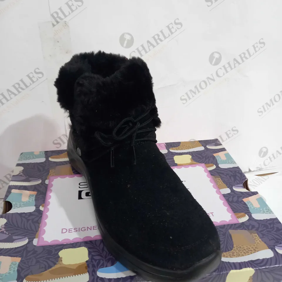 BOXED SKETCHERS GOWALK BOOTS BLACK - SIZE 6