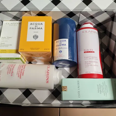 LOT OF 6 ASSORTED COSMETIC ITEMS TO INCLUDE CLARINS TONIC TREATMENT OIL, ACQUA DI PARMA SCENTED CANDLE AND ESTEE LAUDER NIGHT REPAIR